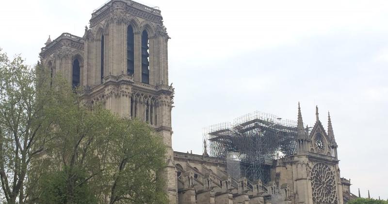 Travaux de reconstruction Notre-Dame avec des experts charpentiers et maçons